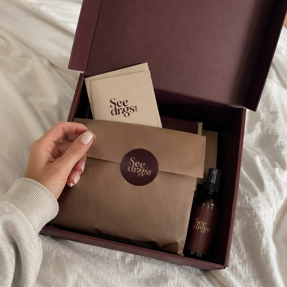 Cápsula de unboxing Seedings Lab: caja burdeos con producto y nota personalizada